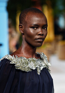 2030629300_OscardelaRentaRunwaySeptember2019New7WGOd6kJVm7x.thumb.jpg.0f1b6b69e9b616e1b19276571b68e4cf.jpg