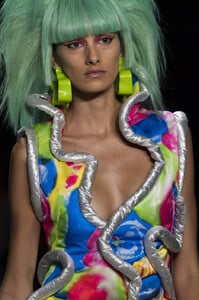 2030728537_JeremyScottSpring2020DetailsZv1dxzzIFffx.thumb.jpg.f5aa157e5e2e4f5f46289f2b138bee2c.jpg