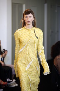 2039544738_ACNESTUDIOSRunwayParisFashionWeekHauterDmydyixEz1x.thumb.jpg.64f3549463ebe38a04b9b0dda779474d.jpg
