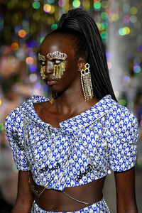 2040711605_AreaRunwaySeptember2019NewYorkFashionEnh4AUgTfDPx.thumb.jpg.f804730a675508b6f1f95c301a9cca08.jpg