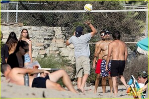 leonardo-dicaprio-beach-volleyball-camila-morrone-friends-63 - Copy.jpg