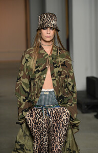 204678025_R13RunwaySeptember2019NewYorkFashionFZFn95z4zhux.thumb.jpg.2140e6efacb8c8427a9af8792104eb6e.jpg