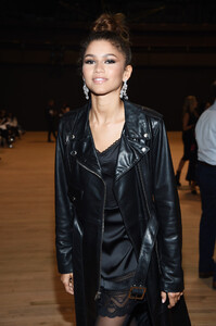 Zendaya+Coleman+Marc+Jacobs+Spring+2020+Runway+Ui8KPePzizKx.jpg