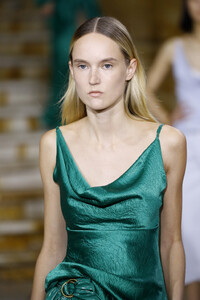 205493981_SiesMarjanRunwaySeptember2019NewYorkPf0YUoFYcphx.thumb.jpg.e59d3c1df3b77f978ecb9545243d01df.jpg