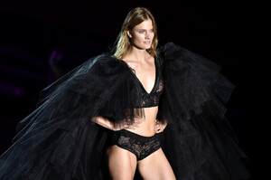 Constance+Jablonski+Etam+Runway+Paris+Fashion+W3puaAeGjrRx.jpg