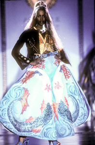 2058649963_GianniVersace1992HauteCouture23.thumb.jpg.9d554d2986faed916f06707fa14ce44f.jpg