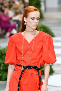 2059058930_ToryBurchNYFWSS20Runway528SQGmJ3Dmx.thumb.jpg.8e4fb7cec42cbb6d440d6addd085b013.jpg