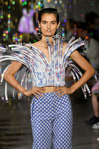 2060006279_AreaRunwaySeptember2019NewYorkFashiondB33pm6UPKax.thumb.jpg.51e4ab51e748c1daf9b39600fc6bac15.jpg