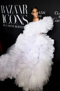 Winnie+Harlow+Harper+BAZAAR+Celebrates+ICONS+-tKdi2TplXvx.jpg