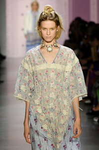 2068807446_AnnaSuiRunwaySeptember2019NewYorkFashionF5RDsQ6MAZhx.thumb.jpg.c120417854c7a3b05b3ac57af901ea15.jpg