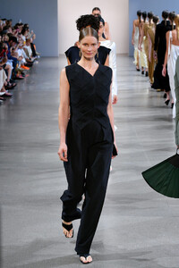 2068815756_BevzaRunwaySeptember2019NewYorkFashionozC8UtenXh4x.thumb.jpg.edccdd73d271d3d50555a154ba71fe86.jpg