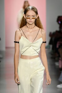 2068819848_LovePrettyRunwaySeptember2019NewYorklayaHou5JQ3x.thumb.jpg.f621cea4f459bb5c6e0779ed78262837.jpg
