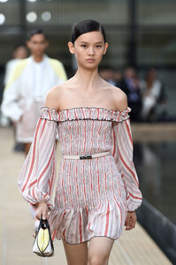 2075861061_LongchampSS20RunwayShowAccessoriesDetailswYR8zaLdUxix.thumb.jpg.2b5bb30fd6d32ce75d1e36c043dc8187.jpg