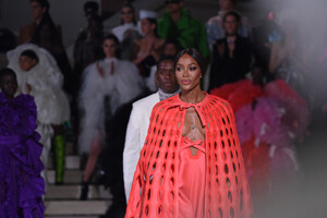 Naomi+Campbell+Runway+Fashion+Relief+London+NOXRy1jUu5hx.jpg