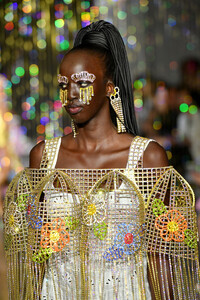 2083973621_AreaRunwaySeptember2019NewYorkFashion3-XdWZV-Pzjx.thumb.jpg.f53a98748695a8b555209b244d33a78a.jpg