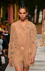 2084416634_OscardelaRentaRunwaySeptember2019Newl5hxfCDyuIBx.thumb.jpg.f853ee62eb9052bb5d58786f2cdae2f9.jpg
