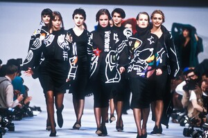 2091072565_JeanCharlesdeCastelbajac1989WomenRTW67.thumb.jpg.209bf320e2e9fa833625f76cc00e05a7.jpg