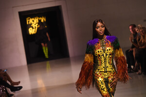 Naomi+Campbell+Runway+Fashion+Relief+London+h-LQmMkyiAUx.jpg