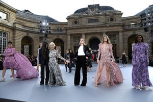 Liya+Kebede+Le+Defile+L+Oreal+Paris+Runway+kJQs1r-DuzZx.jpg
