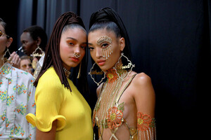 2095564675_AreaBackstageSeptember2019NewYorkFashionqpBdpkp7t41x(1).thumb.jpg.14252d3ffe9e39b8c54c22c3f3708137.jpg