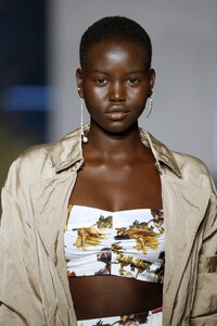 2107776488_JasonWuCollectionRunwaySeptember20190K6AFcG7Bxix.thumb.jpg.a48f46d7d0b9ed82502299af46dcce37.jpg
