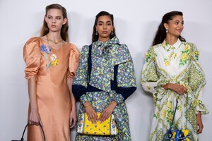 2109179612_tory-burch-bks-m-rs20-6121(1).thumb.jpg.8fd1264c6dc8c79aaa848c75df370471.jpg