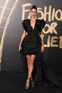 Blanca+Padilla+Red+Carpet+Arrivals+Fashion+OBQ5E3Y0NVsx.jpg