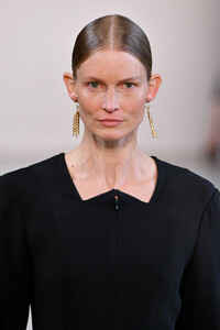 2116268316_BevzaRunwaySeptember2019NewYorkFashion5tbe9TiMs9Vx.thumb.jpg.5280e8eb814fb697b6d8bc5ae25302c7.jpg