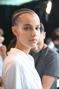 2116749755_LongchampBackstageSeptember2019NewYorkRDKt8Uh4S1zx.thumb.jpg.dc1b596eab38bcdef975d3e832d849d3.jpg