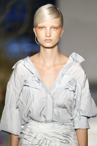 211866676_JasonWuCollectionRunwaySeptember2019zAd5LYgbyYdx.thumb.jpg.43967875ad0dd07a3d2301746642ee40.jpg