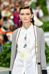 2119473473_ToryBurchNYFWSS20RunwayMk2Bm6tlSaJx.thumb.jpg.5038aa5bbce55d950fc398c071593276.jpg