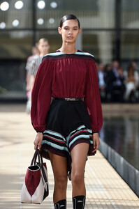 2119525827_LongchampSS20RunwayShowAccessoriesDetails7POIz_LizARx.thumb.jpg.ea454b54cc1fdedbcbf2616517a5b5c1.jpg
