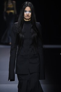 2121054253_VeraWangRunwaySeptember2019NewYorkFashionLRkX1-diIIlx.thumb.jpg.fcbddb6408e186a9357377ffcf987d8c.jpg