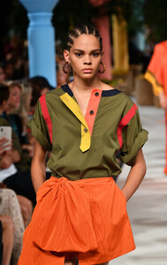 2121116838_OscardelaRentaRunwaySeptember2019NewZMrrJnFvT_Gx.thumb.jpg.91c98ed4a7731cb8d9f0c833fd922926.jpg