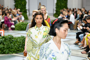 2128238563_ToryBurchNYFWSS20RunwayZ4_GBGTpCPGx.thumb.jpg.38edc3b7d35920cfb57db37e66276fad.jpg