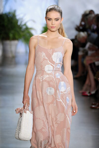 2131643291_DennisBassoRunwaySeptember2019NewYorklbgWQmMlT2-x.thumb.jpg.528444bfdac31321f530a9606c0c0677.jpg