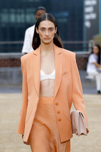 2135118058_JonathanSimkhaiRunwaySeptember2019NewribvoQaTZTJx.thumb.jpg.dc472ea2fb18dab67b3af4625ee5889d.jpg
