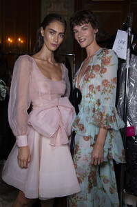 2136618924_BrockCollectionSpring2020Backstage0AQ12JGlLUax(1).thumb.jpg.5a7e5d94b7675b5c715e7158a8bb86b6.jpg