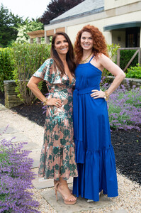 Debra+Messing+Hamptons+Magazine+Hosts+Debra+dB054AxiVtbx.jpg