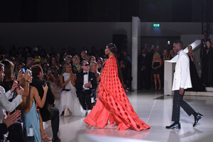 Naomi+Campbell+Runway+Fashion+Relief+London+PAgl-ghGiSWx.jpg