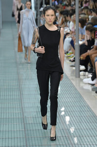 2142300739_AlyxRunwayParisFashionWeekMenswearSpringNijsrKpkaAXx.thumb.jpg.3eb1b7ae5c7a64486d596587c627a6af.jpg