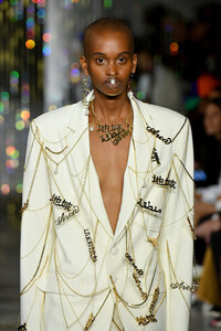 216847565_AreaRunwaySeptember2019NewYorkFashion6_hFizw7gwBx.thumb.jpg.f9ea2be72db11baaf3ebaa66d9984a0f.jpg