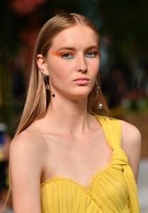 224165986_OscardelaRentaRunwaySeptember2019NewvOlJEdT37VAx.thumb.jpg.efbc6400b1b0dbd696b944cb7c8ea522.jpg