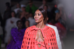 Naomi+Campbell+Runway+Fashion+Relief+London+vojm7SfULGkx.jpg