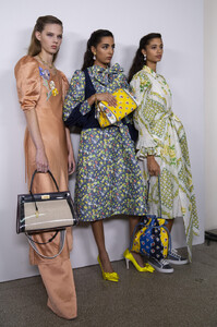 228839372_ToryBurchSpring2020BackstagecYY7IRuhYZOx.thumb.jpg.eb0a1532b5e208d5d41769f93ec6e02e.jpg
