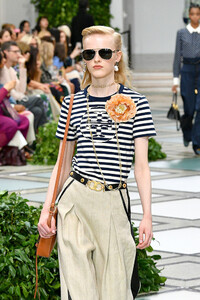 246422147_ToryBurchNYFWSS20RunwayIvuWqD8ioO-x.thumb.jpg.cfc3d9097bdc35c02226357e99a3ac8a.jpg