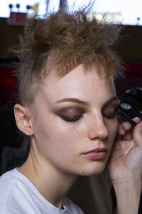249455032_TomFordSpring2020Backstage-uS6TEUXT2px.thumb.jpg.cc04ff0a9bbfa75af2f274df95a66b15.jpg