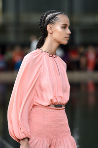 253894926_LongchampSS20RunwayShowAccessoriesDetailsupBU3VeSGBix.thumb.jpg.45427cef5ebe74d3d2210968ef72fabb.jpg