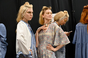 256532346_AnnaSuiBackstageSeptember2019NewYorkQp9e6Tlt1VNx.thumb.jpg.d4967ec375088150d6a106873ba1ec0a.jpg
