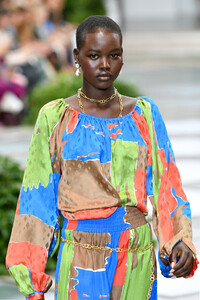 257228265_ToryBurchNYFWSS20Runway3lJJKXNqpiMx.thumb.jpg.82649100aa5c6e9fb58a02b9d8987098.jpg